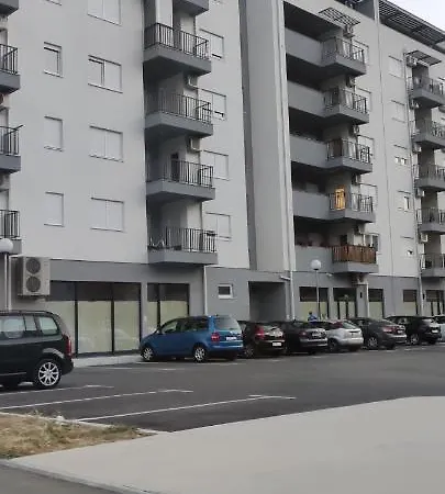 Mateja アパート トレビニエ